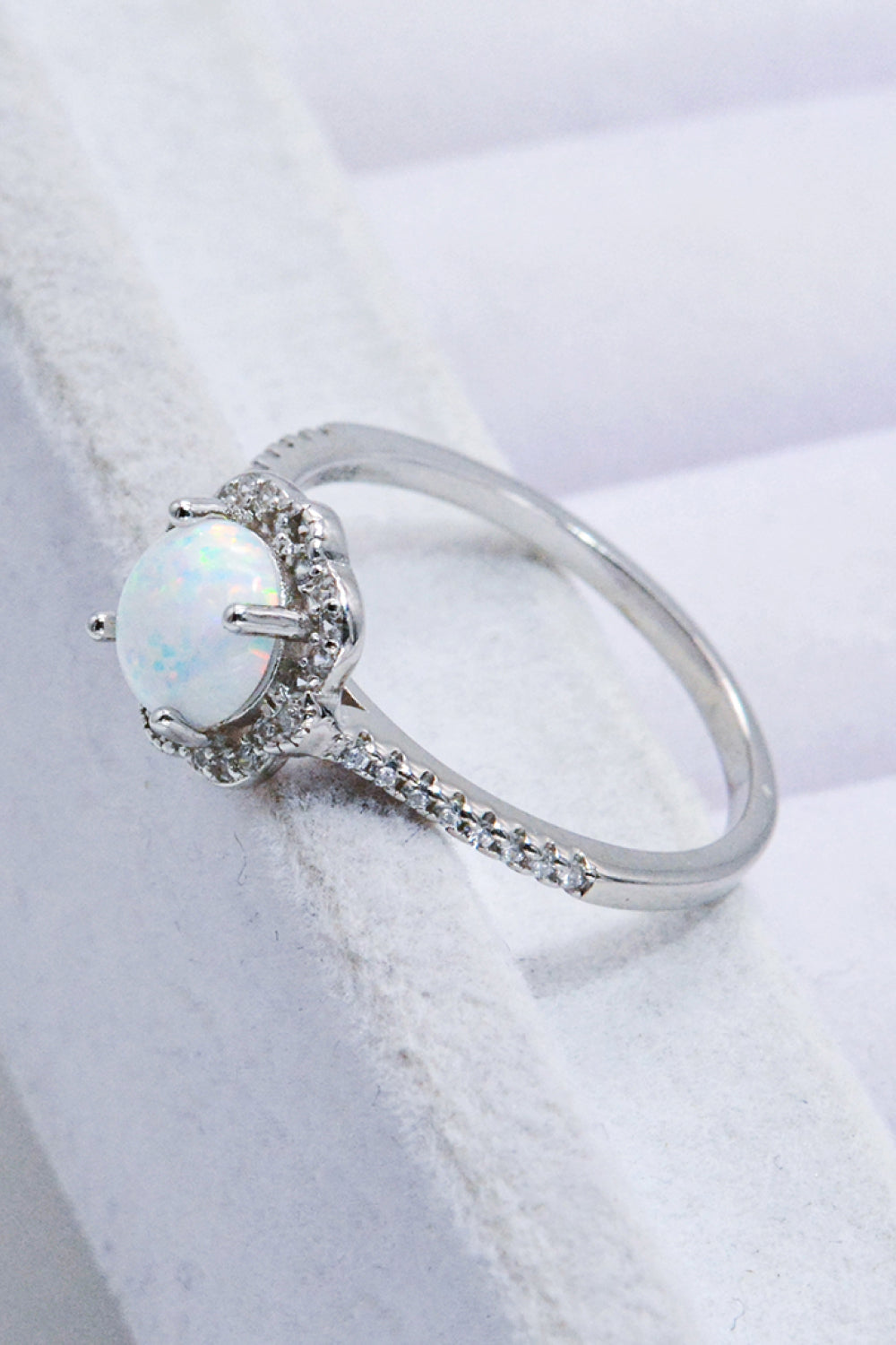 Anello con castone a griffe in opale platino