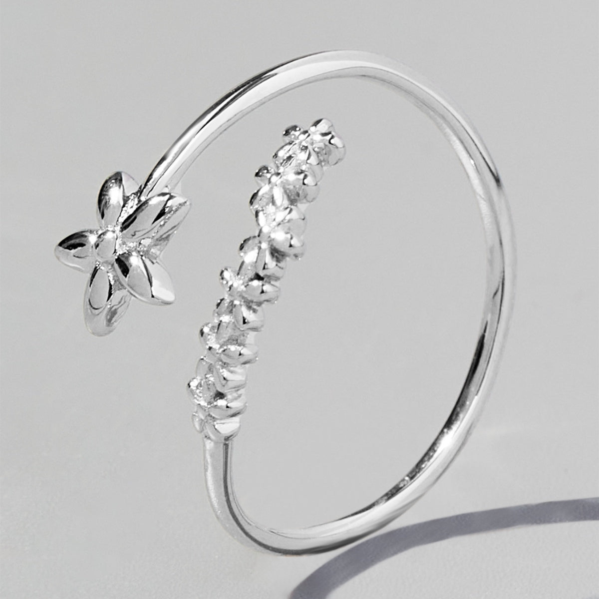 Anello d'argento floreale