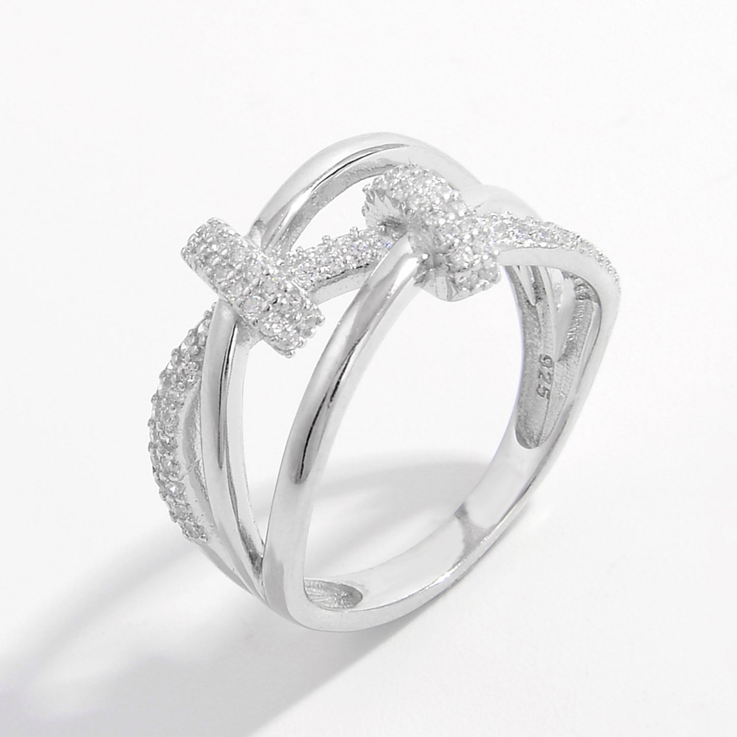 Anello d'argento con zirconi incrociati