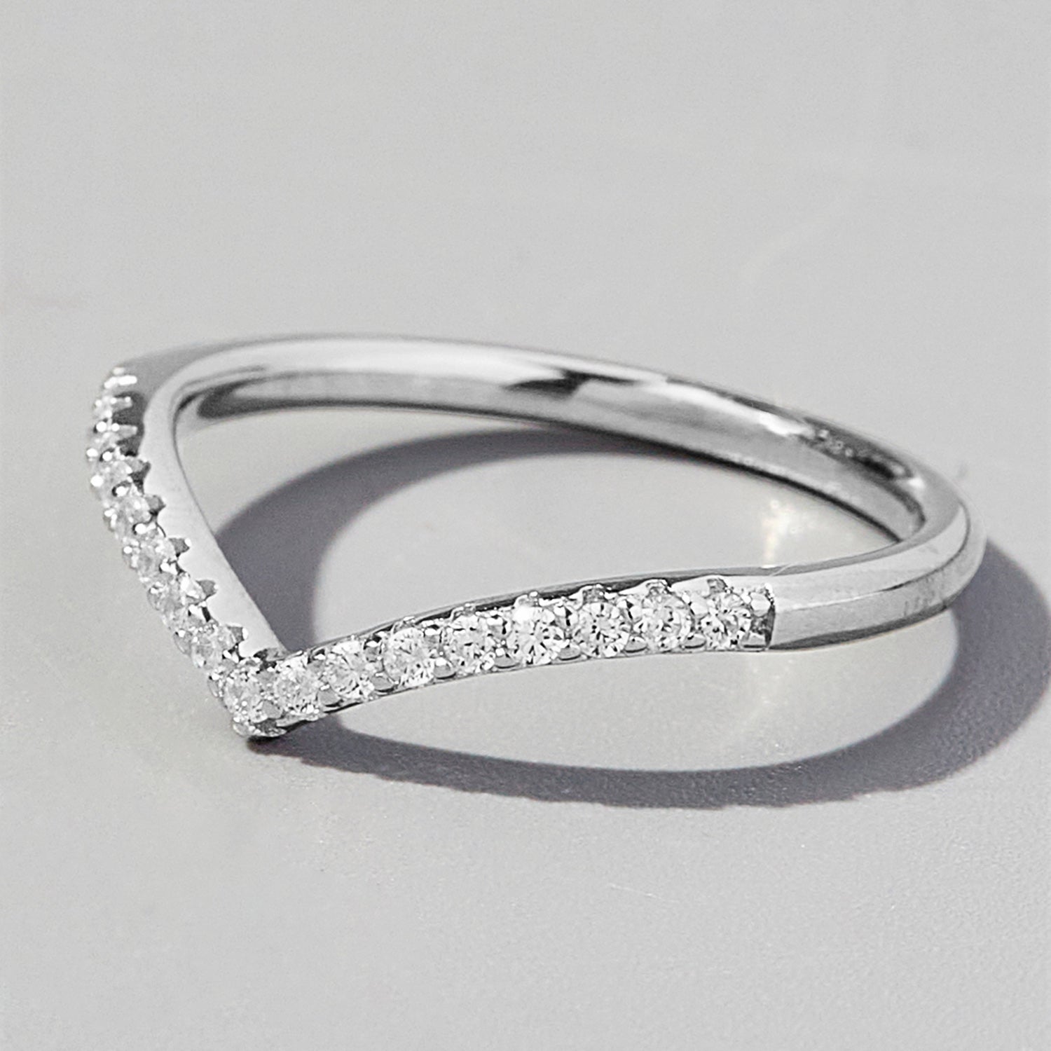 Anello d'argento con zirconi a forma di V