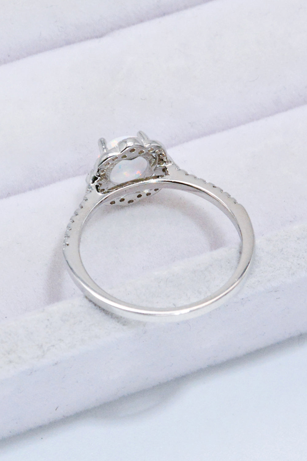 Anello con castone a griffe in opale platino