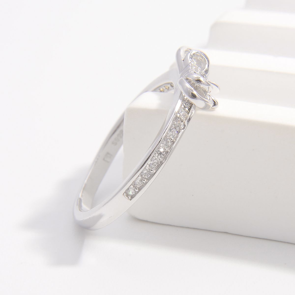 Anello d'argento con arco di zircone