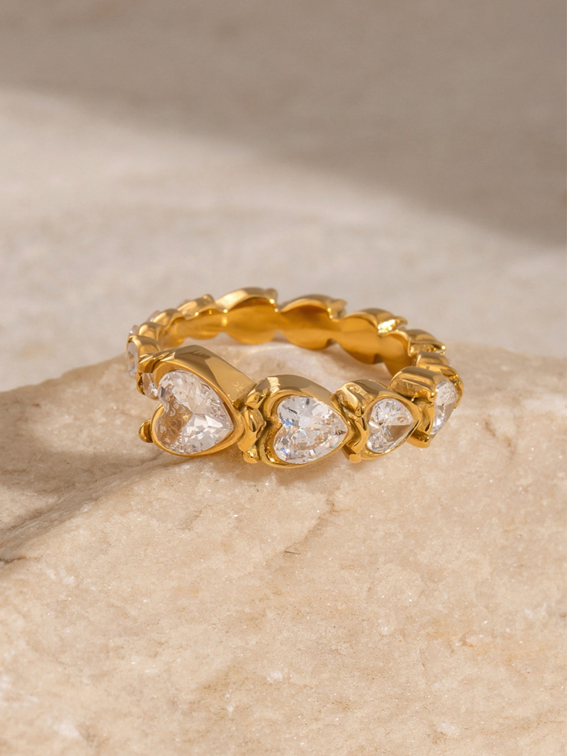 Anello in acciaio con cuore di strass