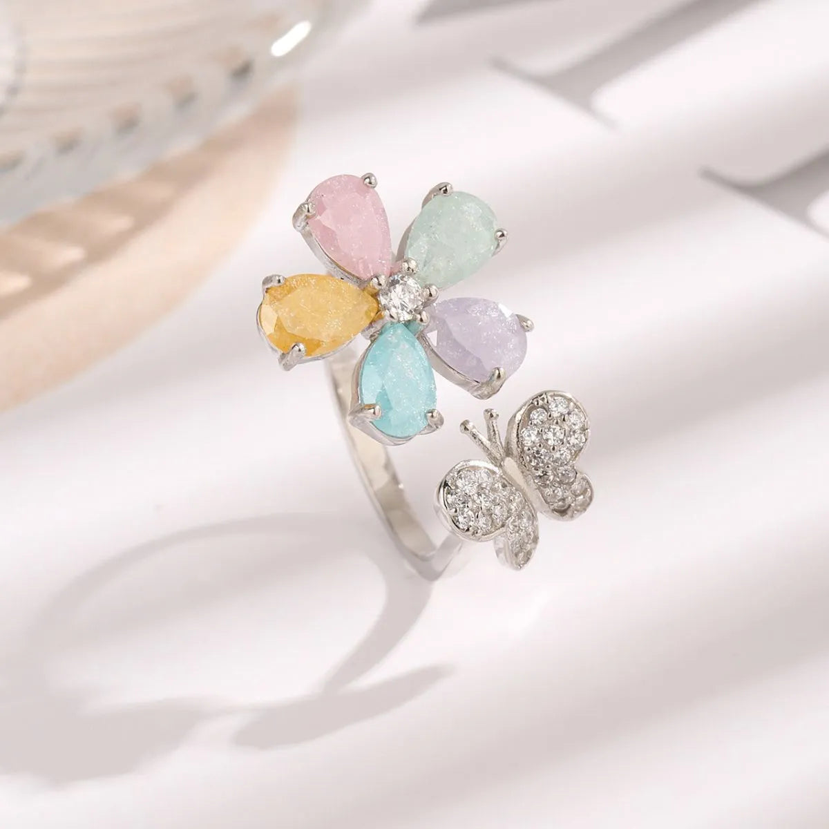 Anello con farfalla floreale in zircone