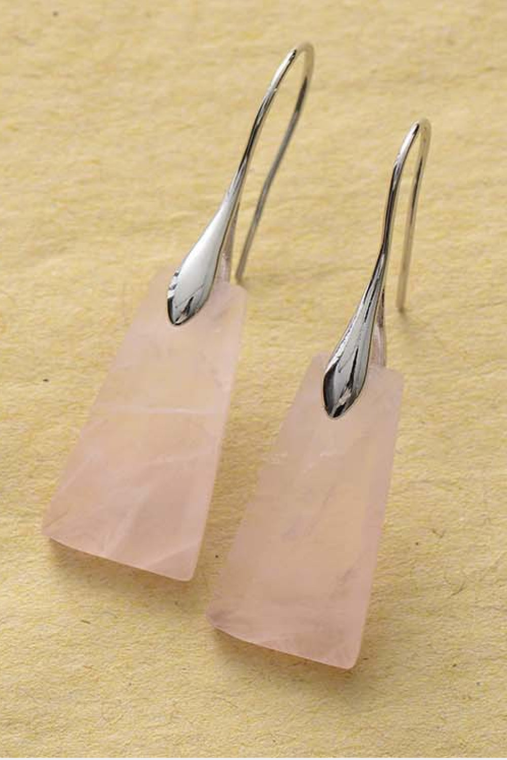 Orecchini pendenti con pietre preziose geometriche