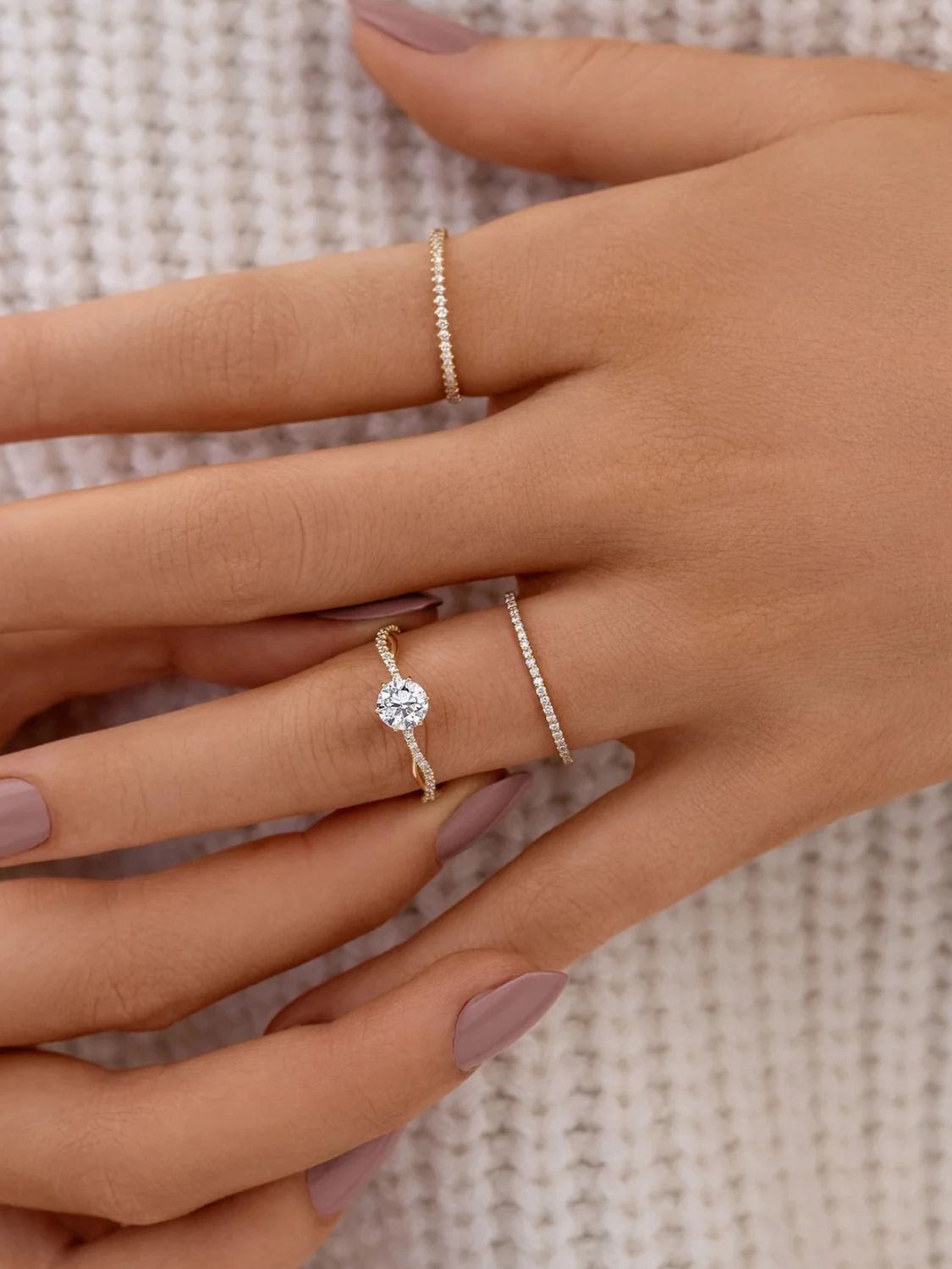 Anello d'argento incrostato di zirconi