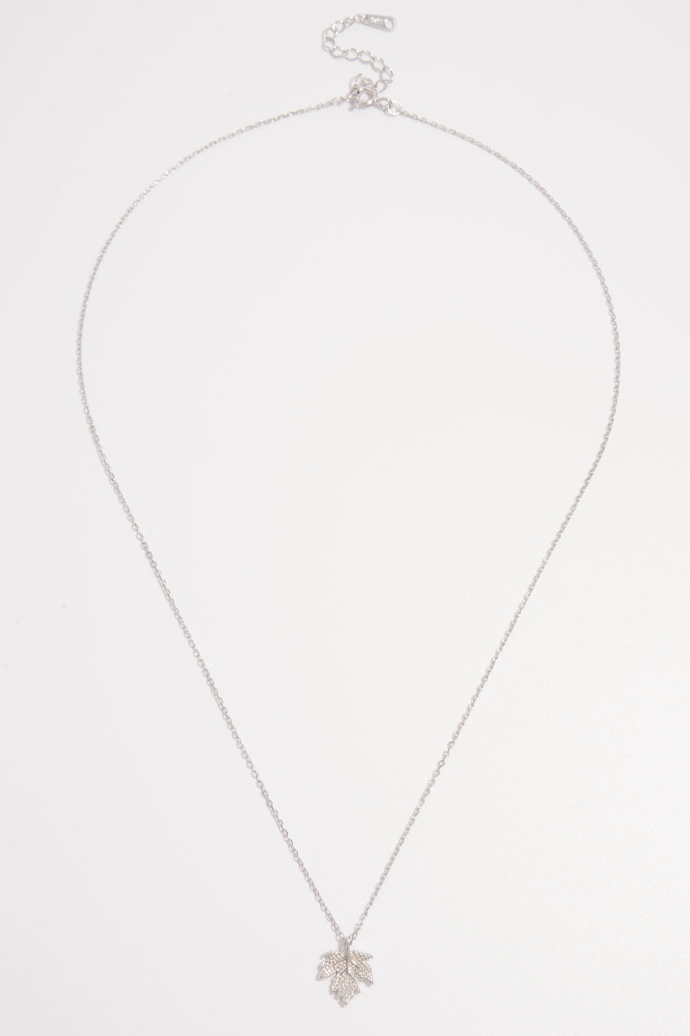 Catena d'argento con foglia d'acero di zircone