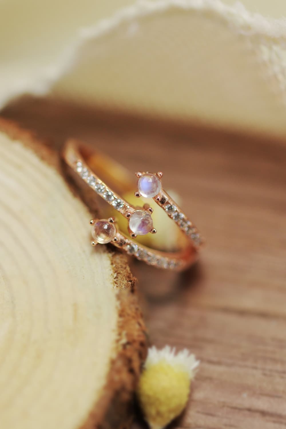 Anello in argento con pietra di luna