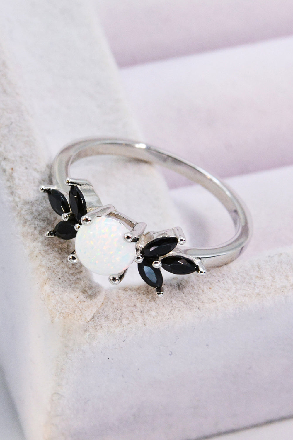 Anello bicolore in opale e zircone