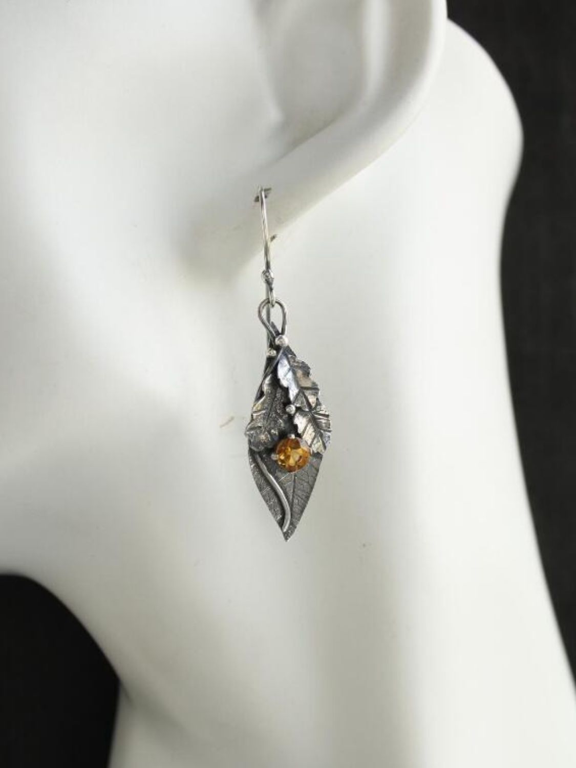 Orecchini a cerchio con foglia di strass