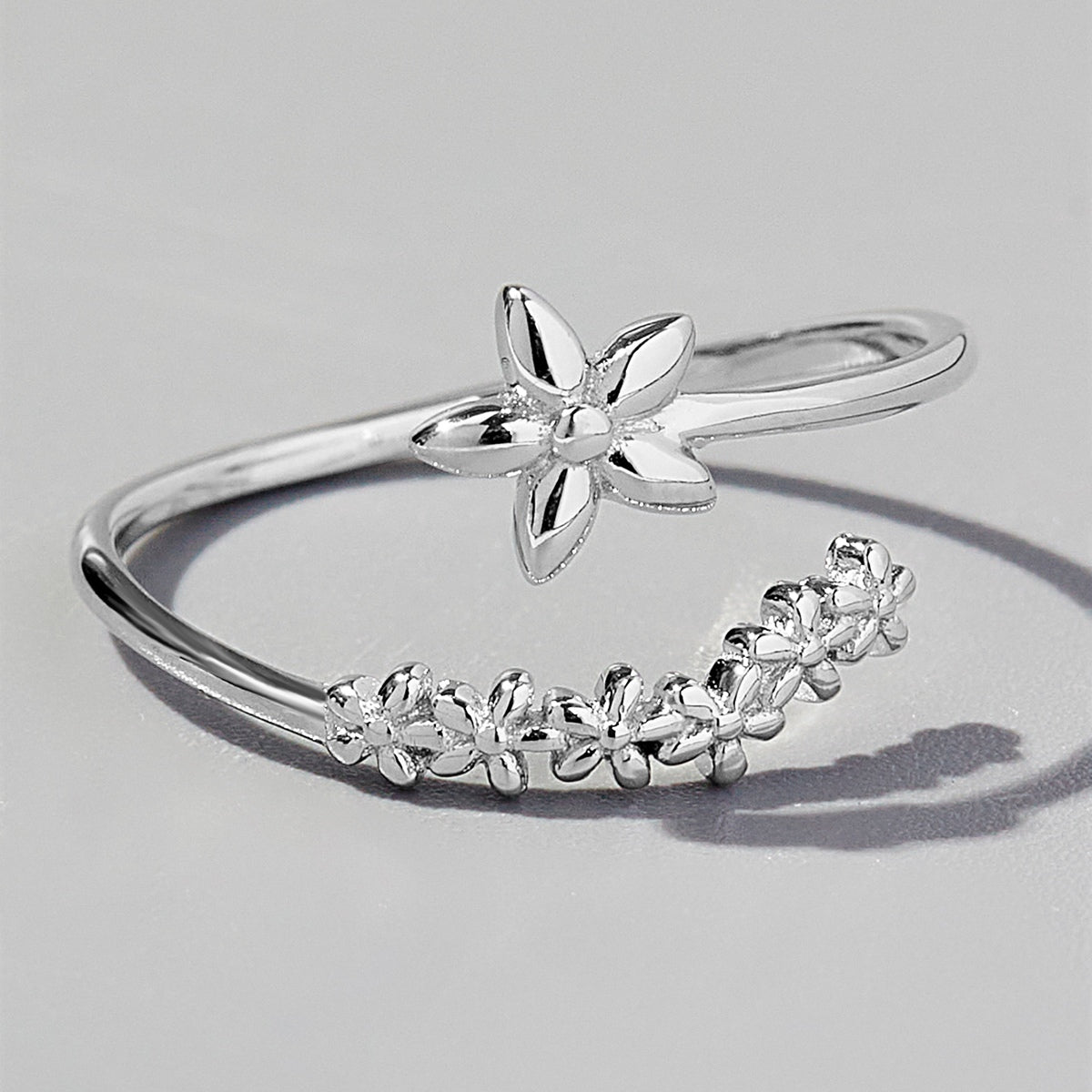 Anello d'argento floreale