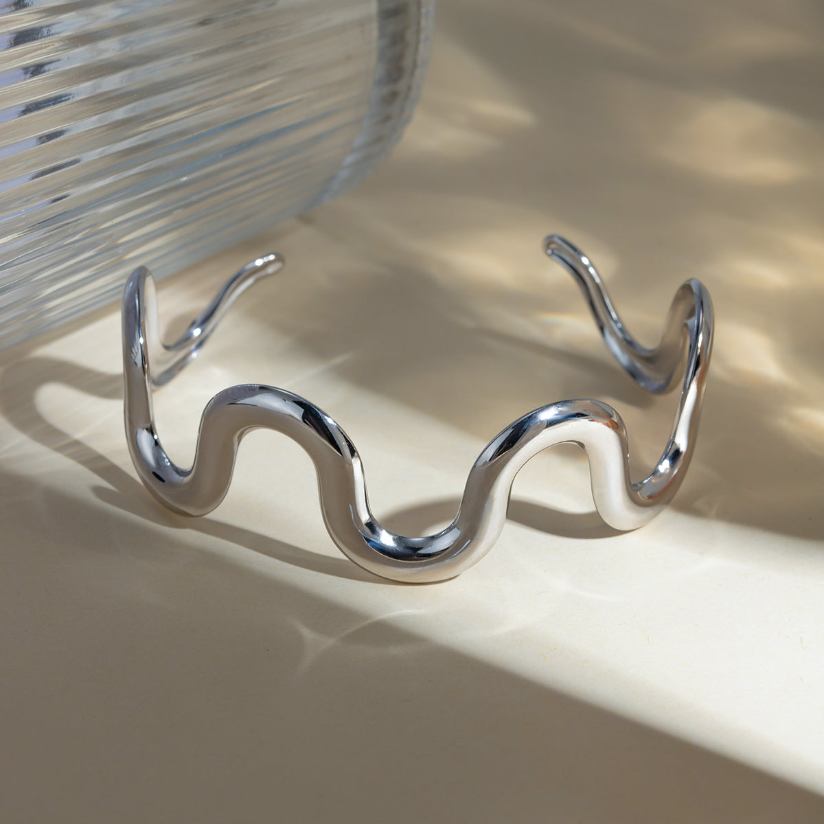 Bracciale rigido ondulato in acciaio
