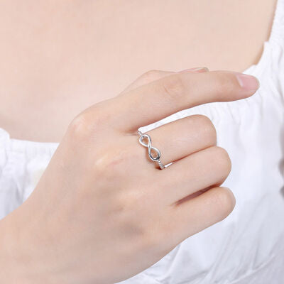 Anello Numero Otto in Zircone