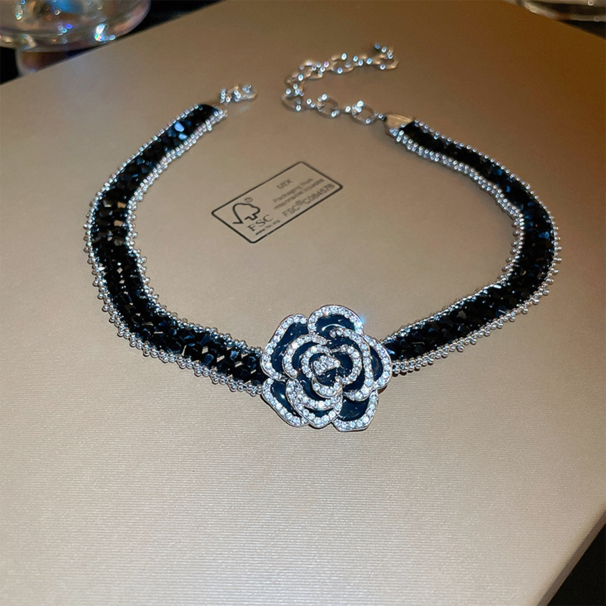 Collana con pendente in cristallo rosa