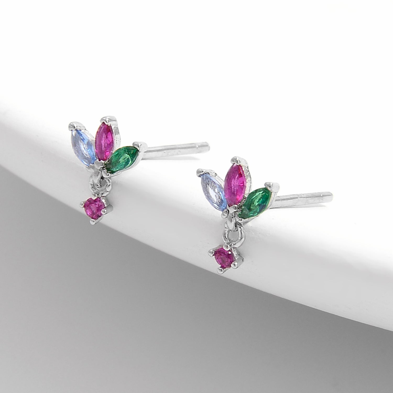 Orecchini a perno in argento con zirconi geometrici