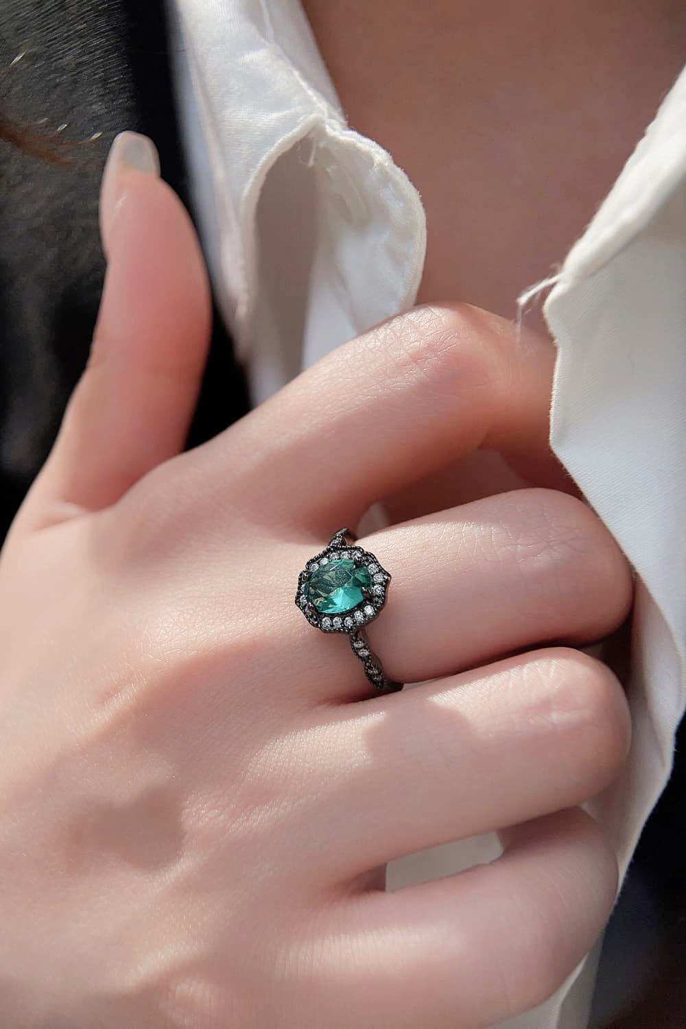 Anello con castone a griffe in zircone Paraiba
