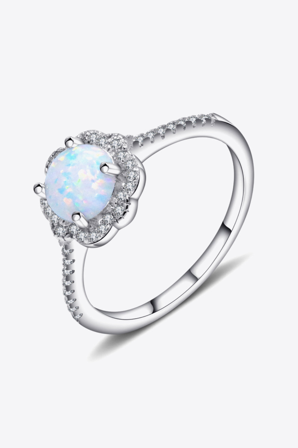 Anello con castone a griffe in opale platino