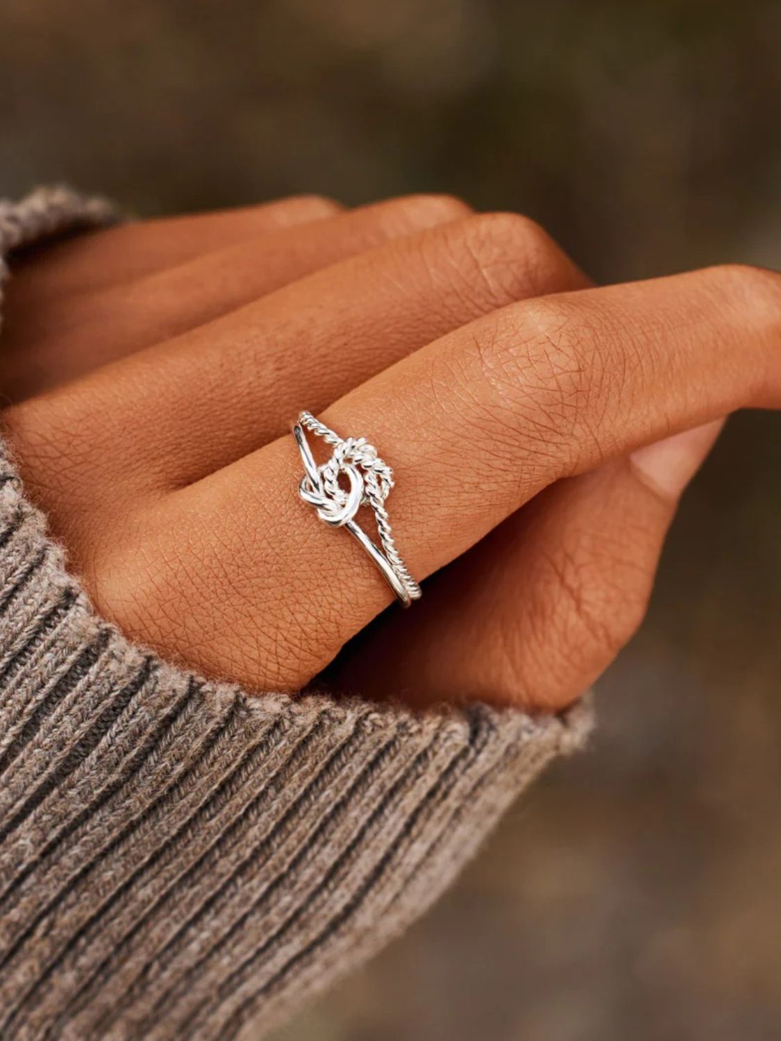 Anello d'argento annodato