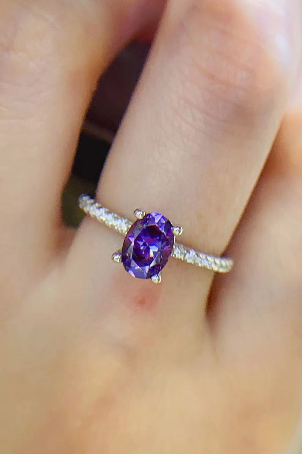 Anello con castone a griffe in moissanite viola da 1ct