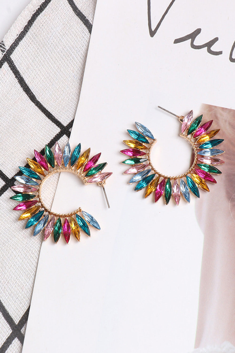 Orecchini a cerchio C in lega acrilica