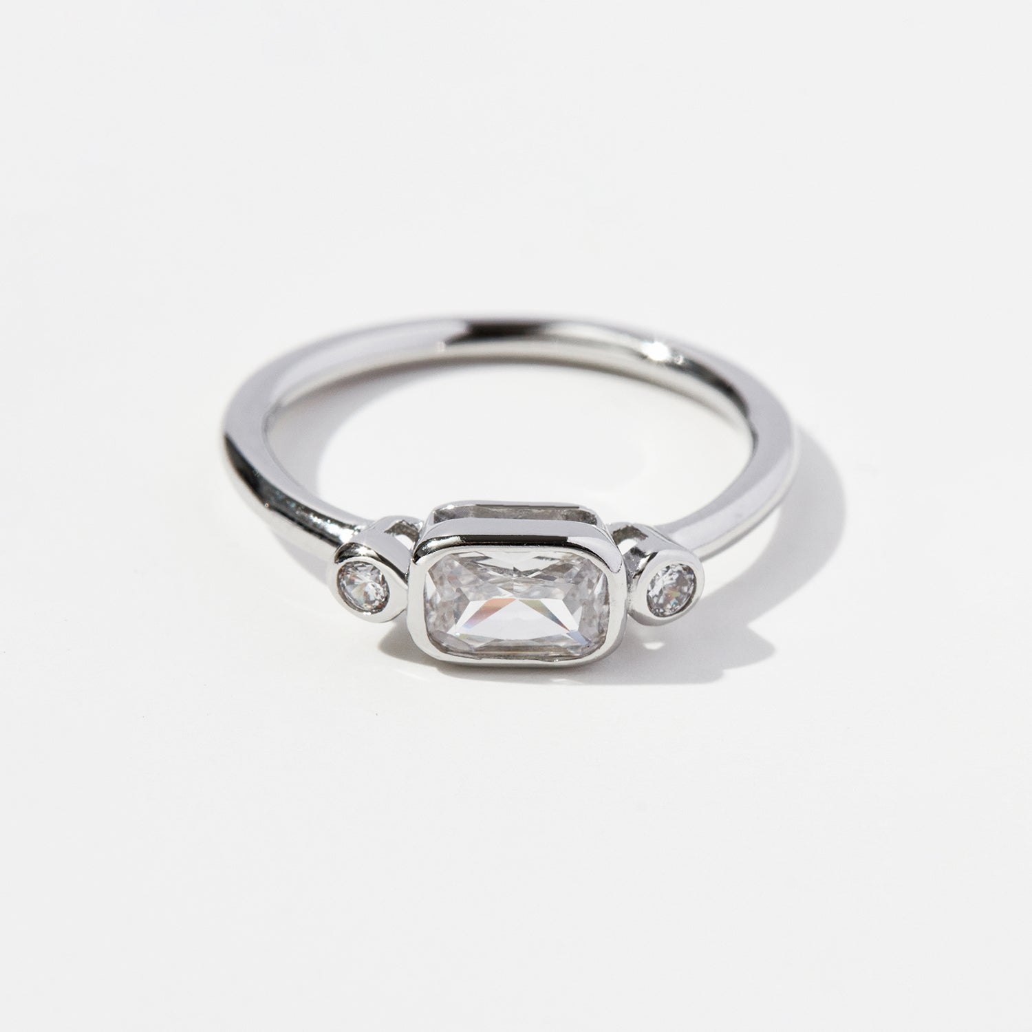 Anello geometrico in argento con zircone