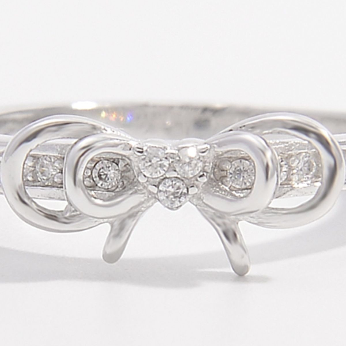 Anello d'argento con arco di zircone