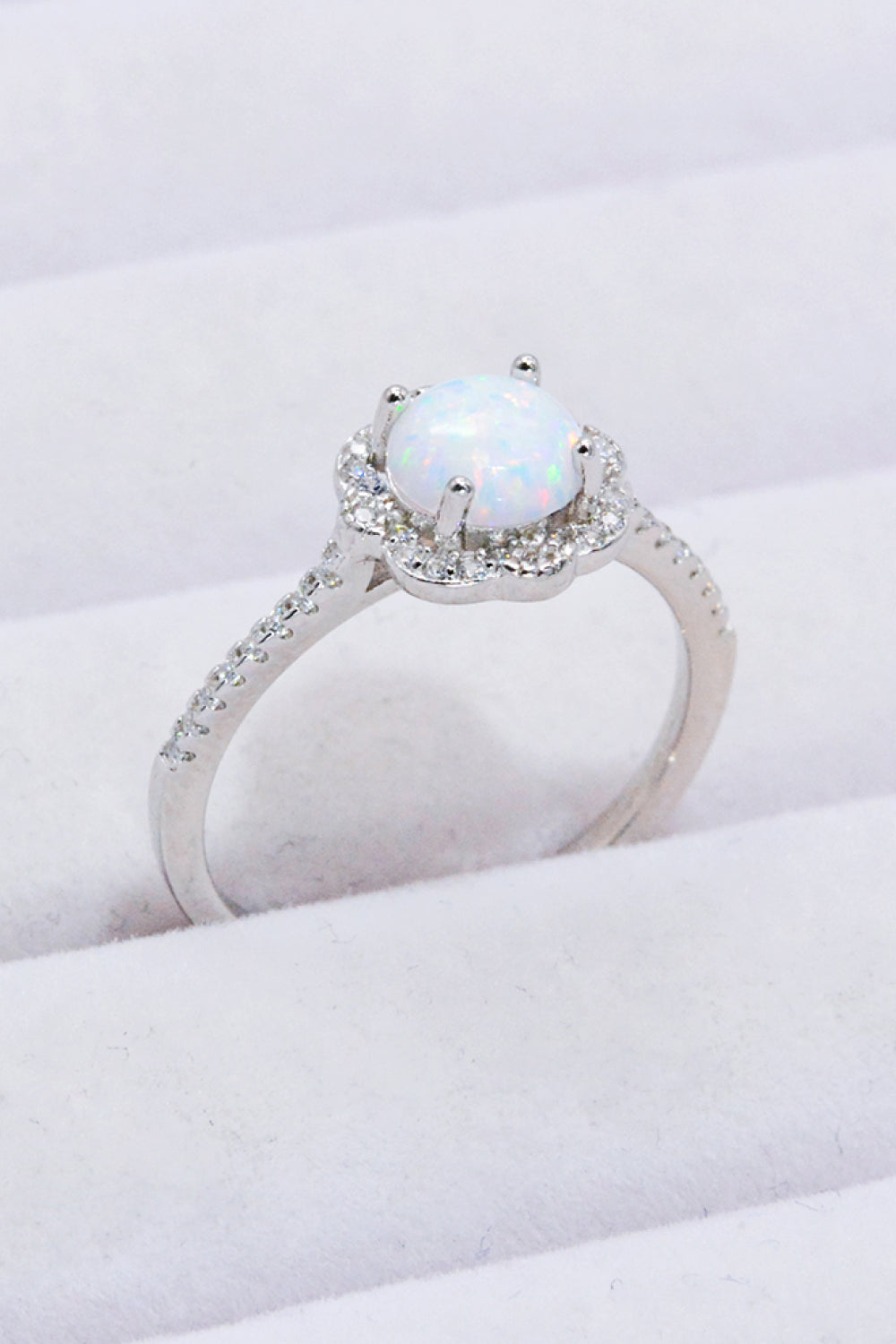 Anello con castone a griffe in opale platino
