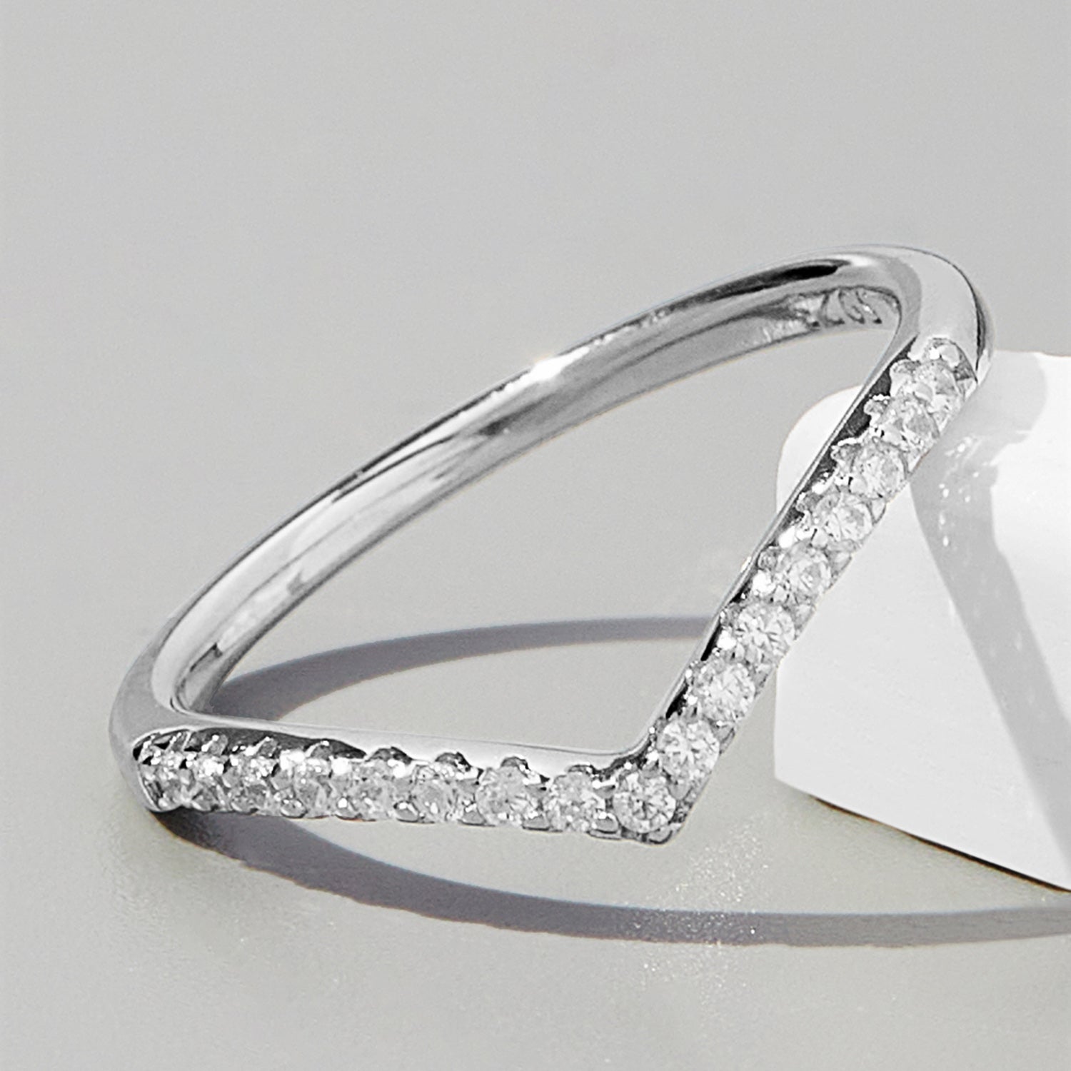 Anello d'argento con zirconi a forma di V