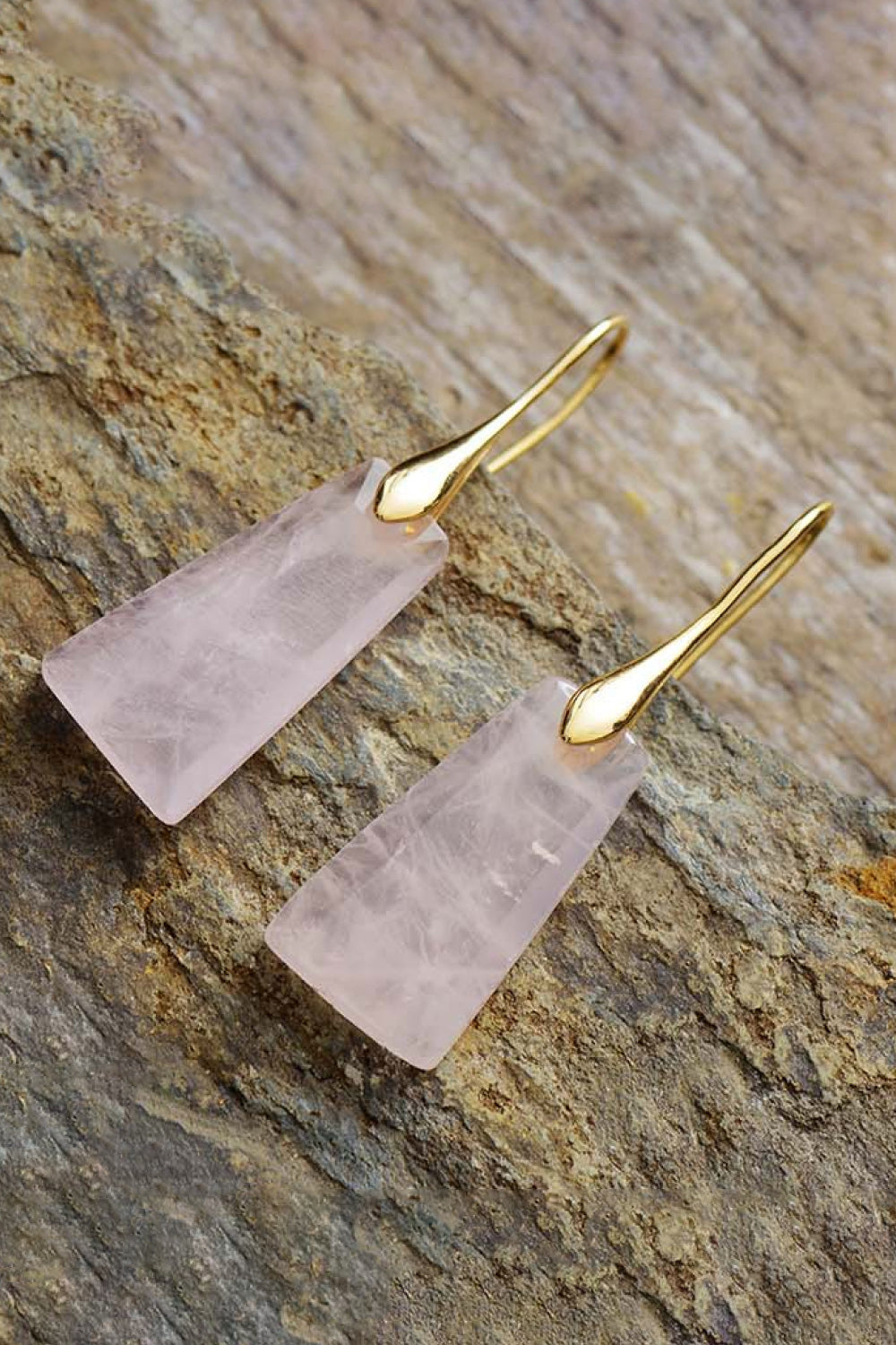 Orecchini pendenti con pietre preziose geometriche