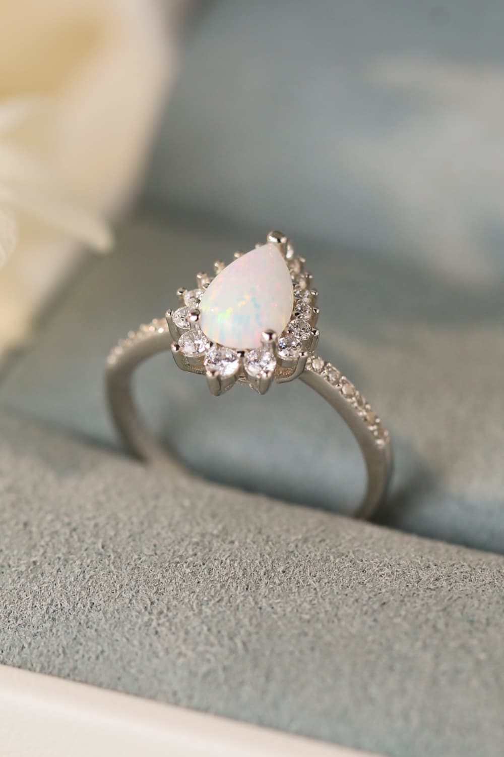 Anello a pera in opale platino
