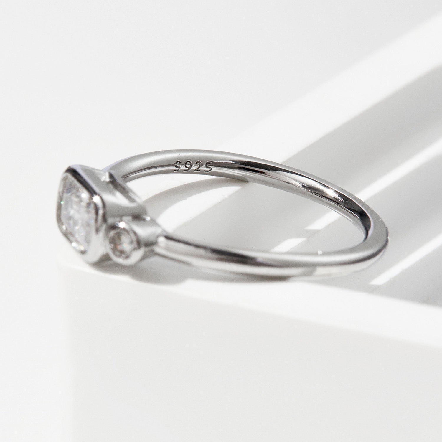 Anello geometrico in argento con zircone