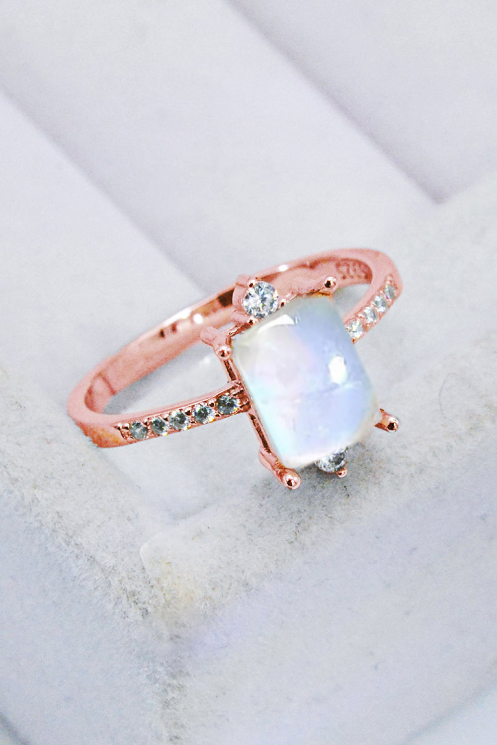 Anello quadrato in pietra di luna in argento (platino)