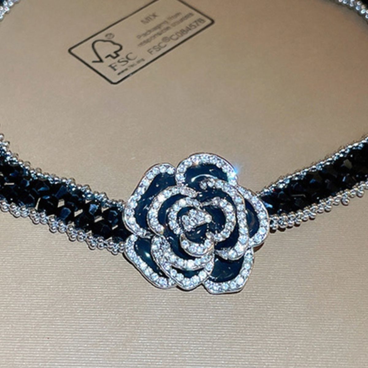 Collana con pendente in cristallo rosa