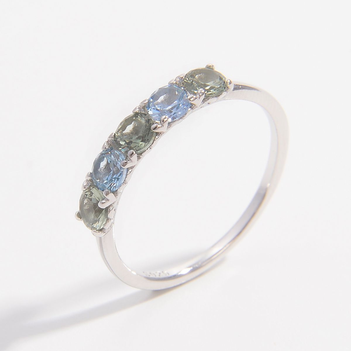 Anello d'argento con strass