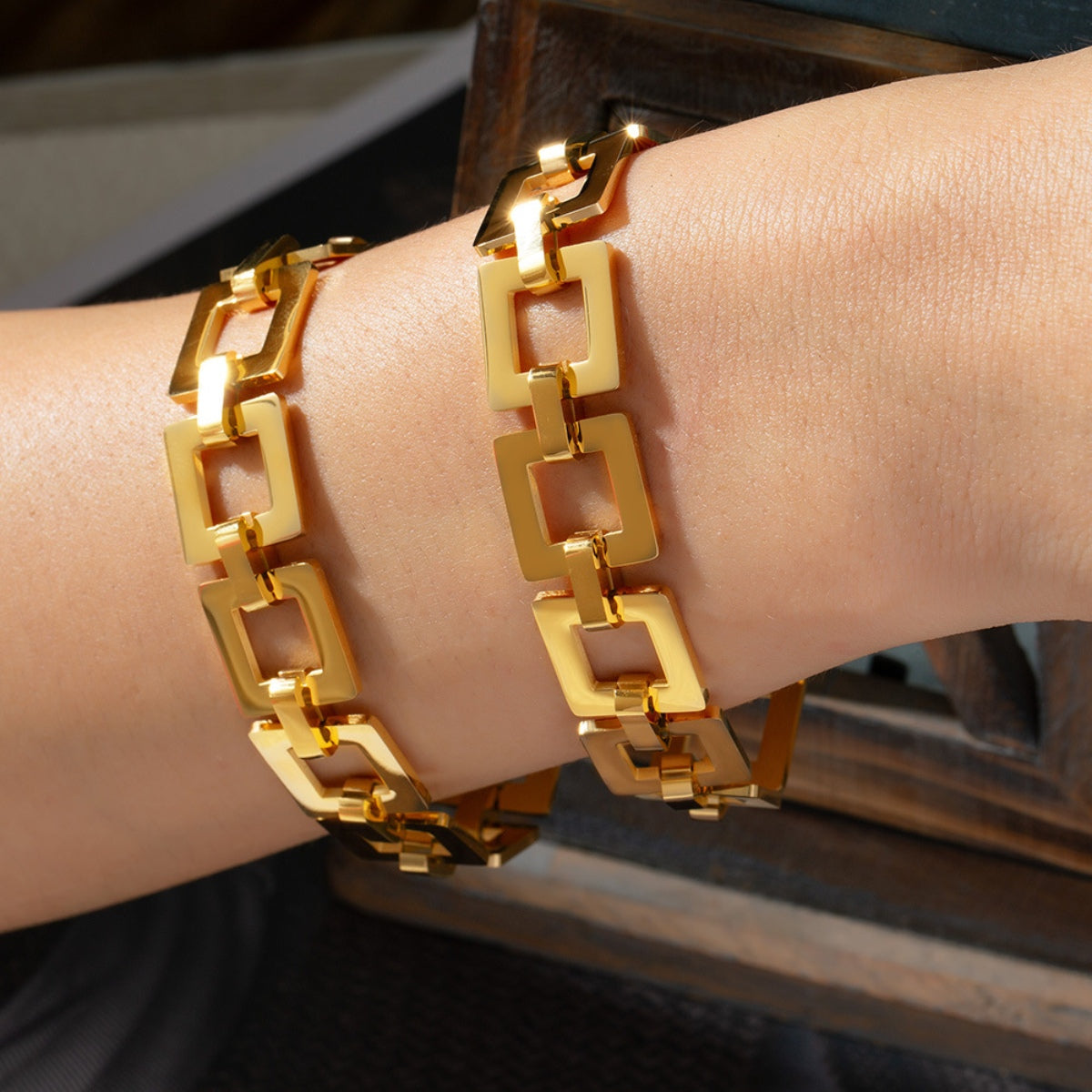 Pulsera de acero con eslabones cuadrados huecos