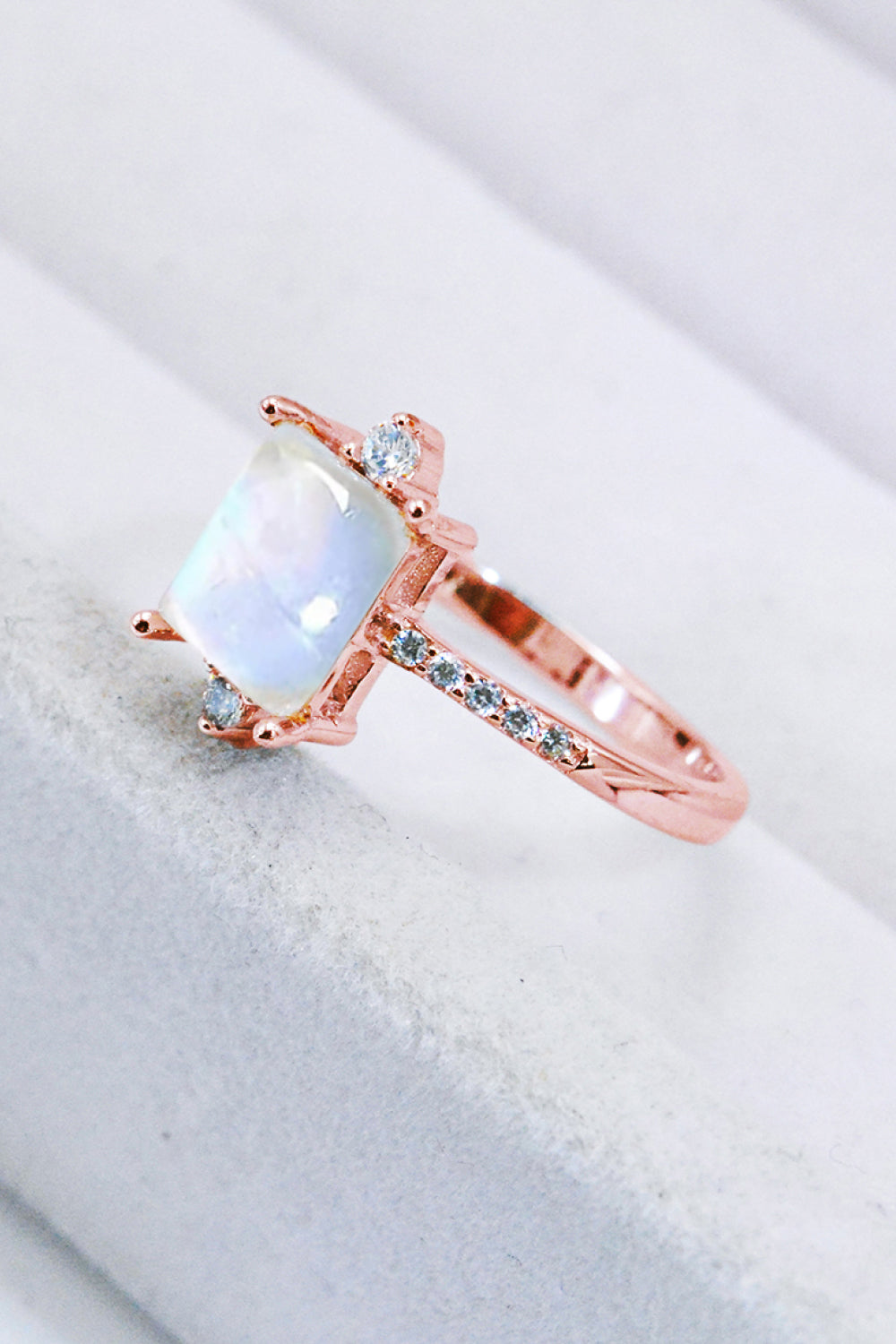 Anello quadrato in pietra di luna in argento (platino)