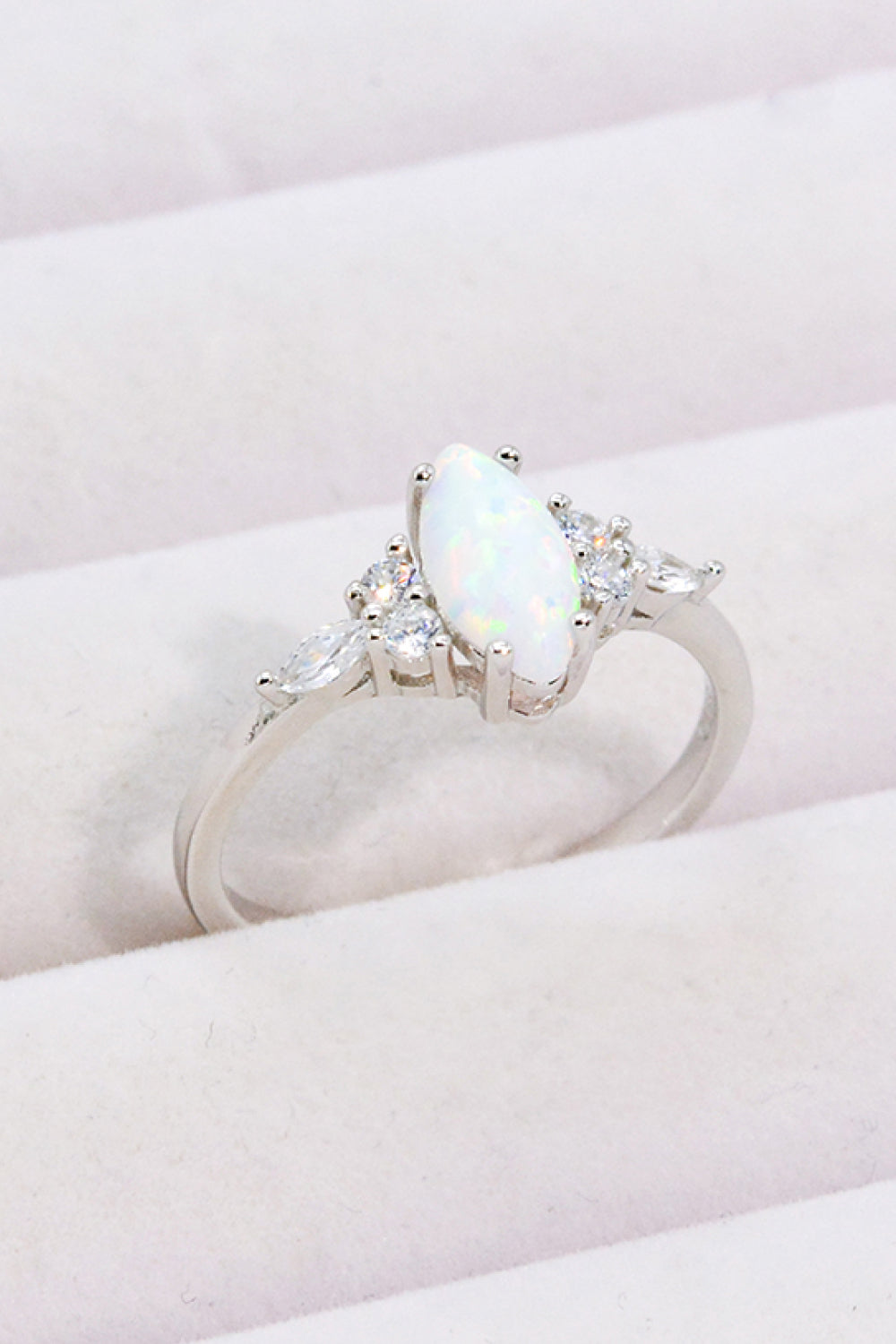 Anello in platino con opale e zircone