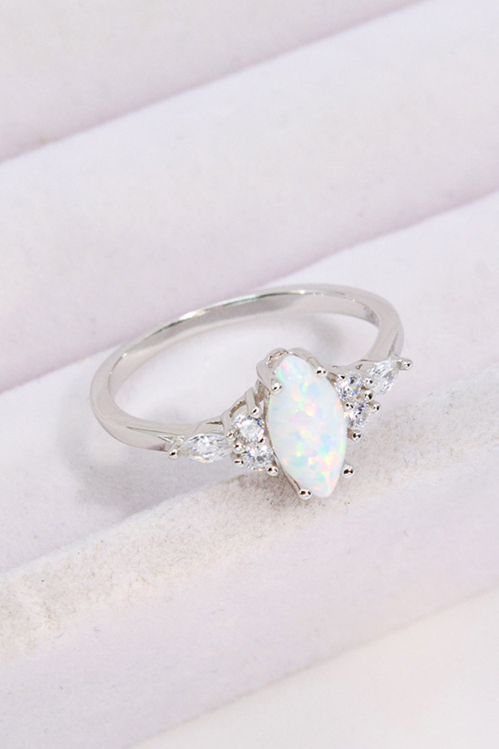 Anello in platino con opale e zircone