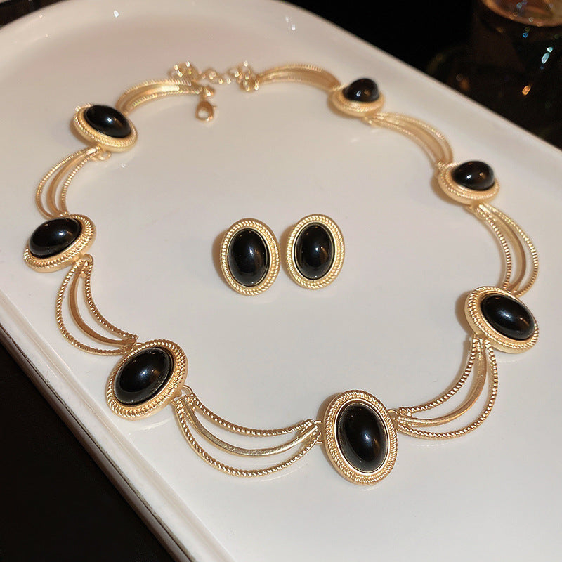 Ciondolo ovale in lega con pietra preziosa