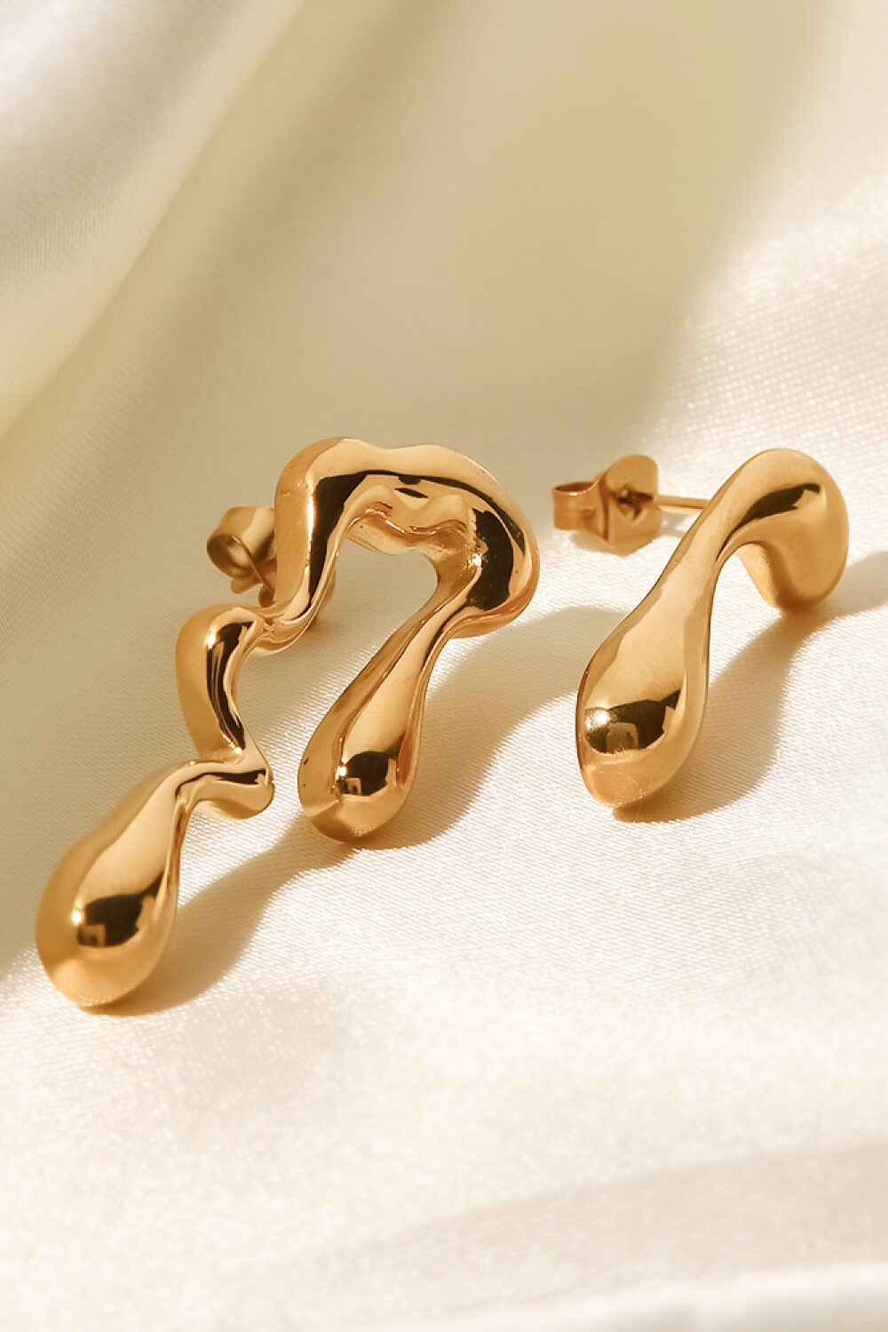 Orecchini a cerchio geometrici asimmetrici in oro