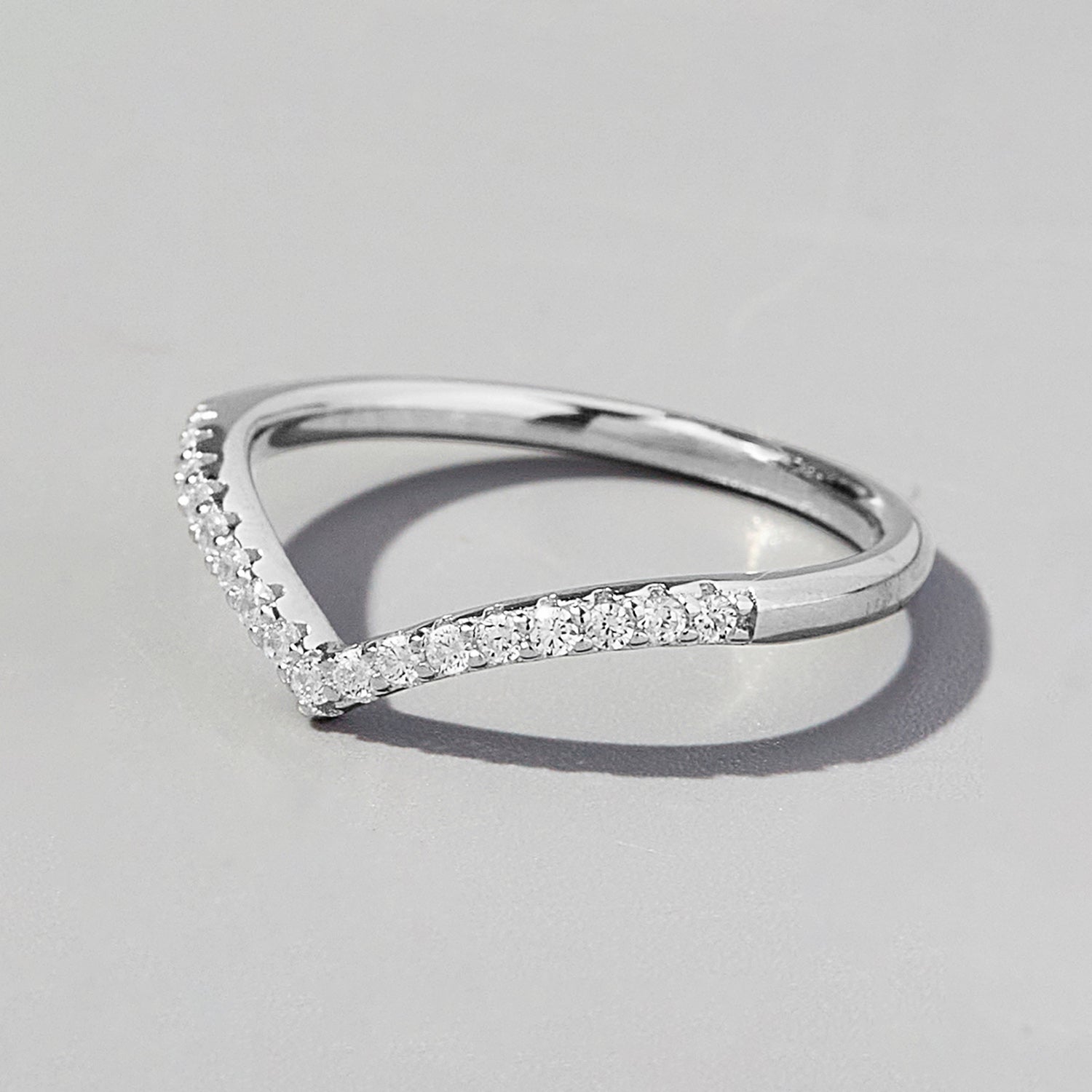 Anello d'argento con zirconi a forma di V