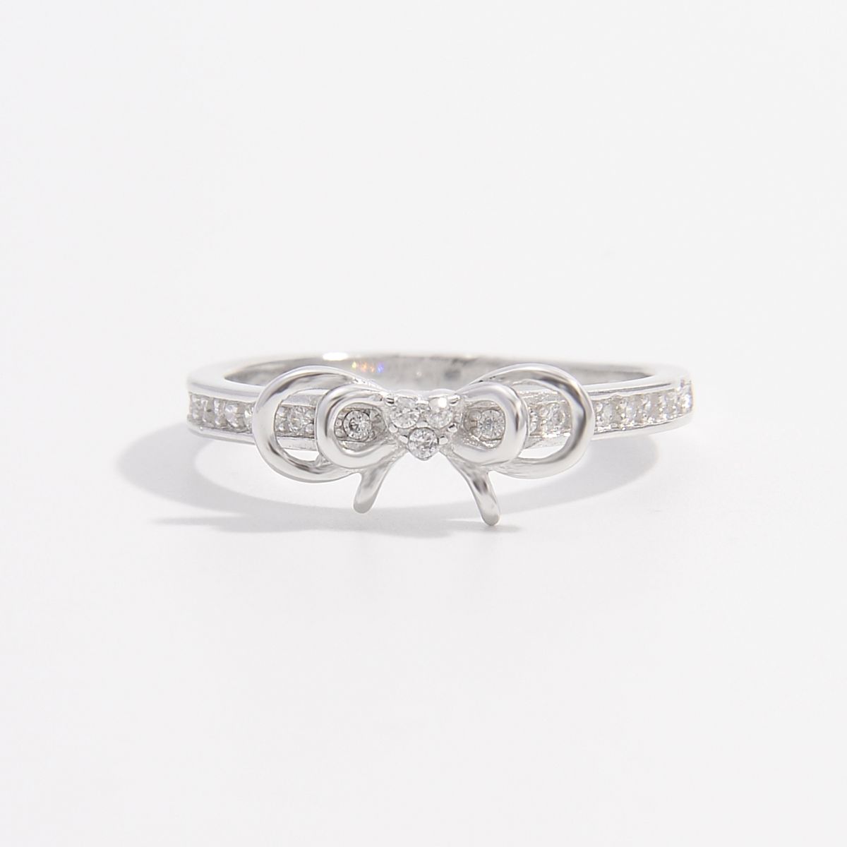Anello d'argento con arco di zircone