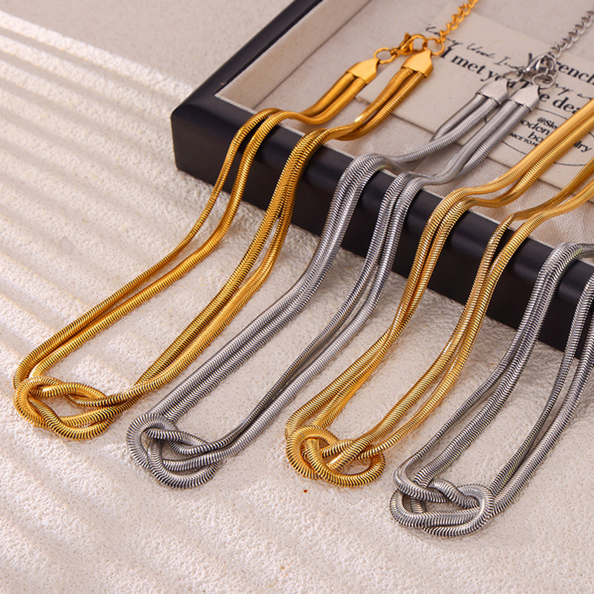 Halskette aus ineinander verschlungenem Stahlseil