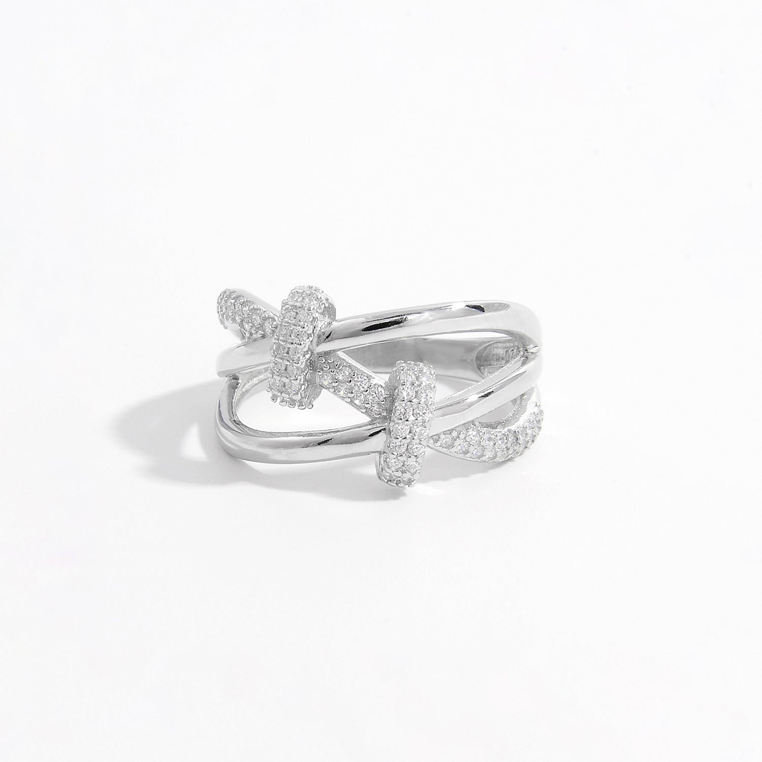 Anello d'argento con zirconi incrociati