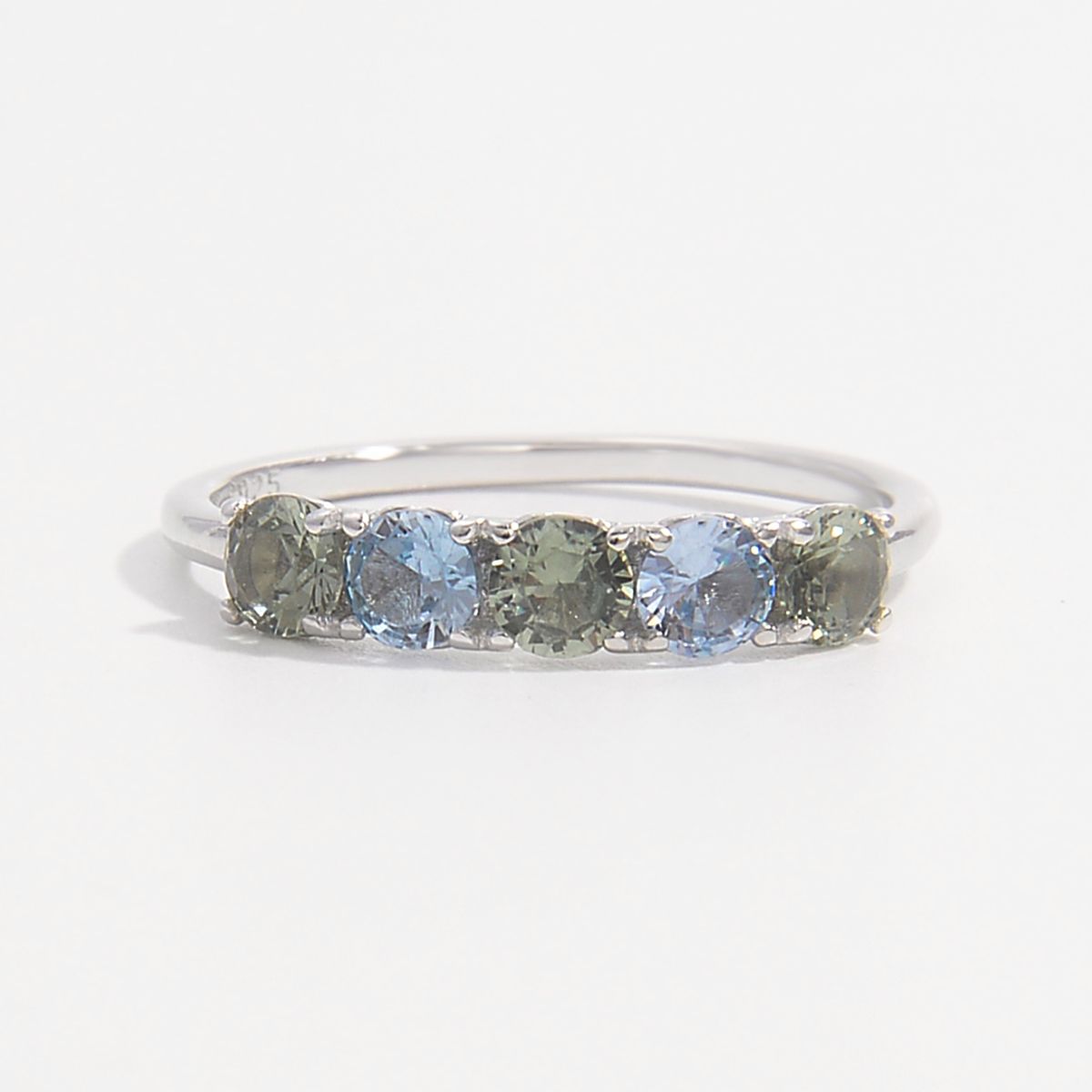 Anello d'argento con strass