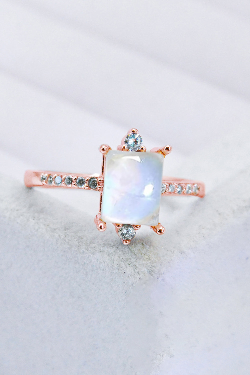 Anello quadrato in pietra di luna in argento (platino)