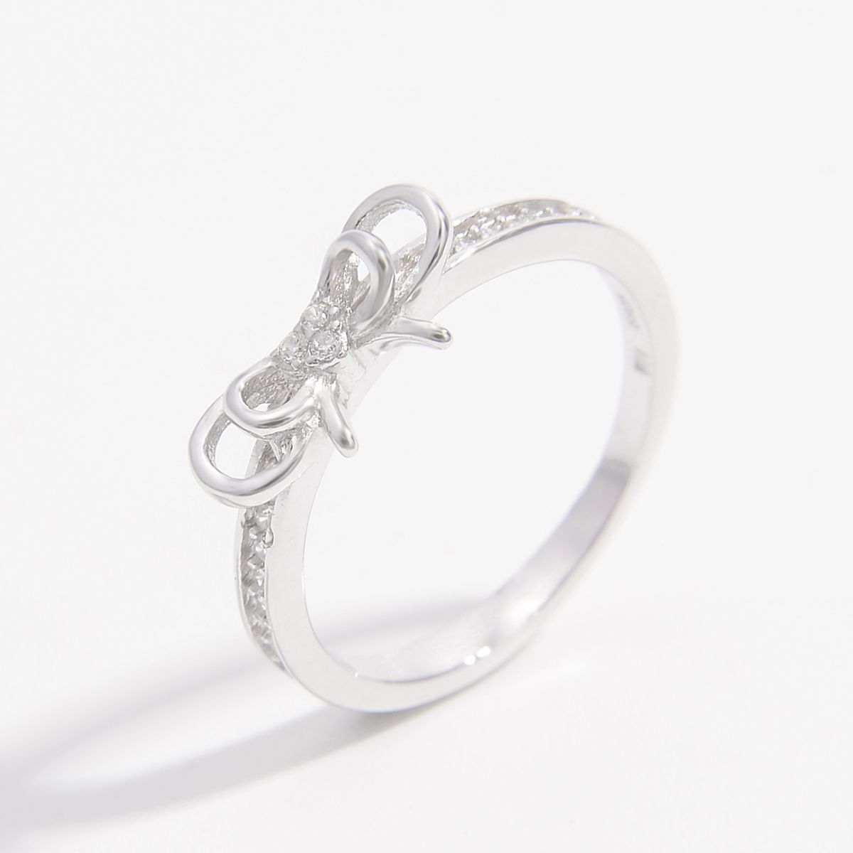 Anello d'argento con arco di zircone