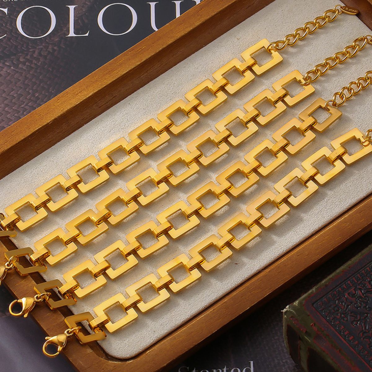 Pulsera de acero con eslabones cuadrados huecos