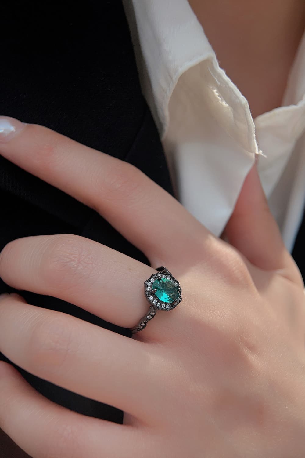 Anello con castone a griffe in zircone Paraiba
