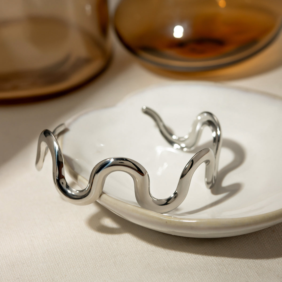 Bracciale rigido ondulato in acciaio